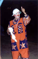 a clown-payaso making balloons for the kids downtown