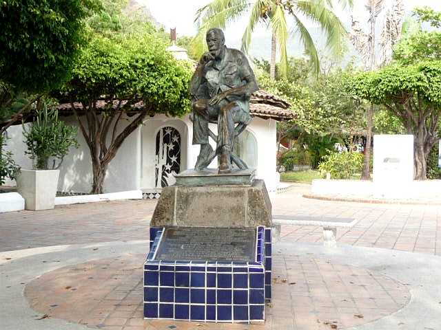 statue of john huston who lived in Vallarta for decades