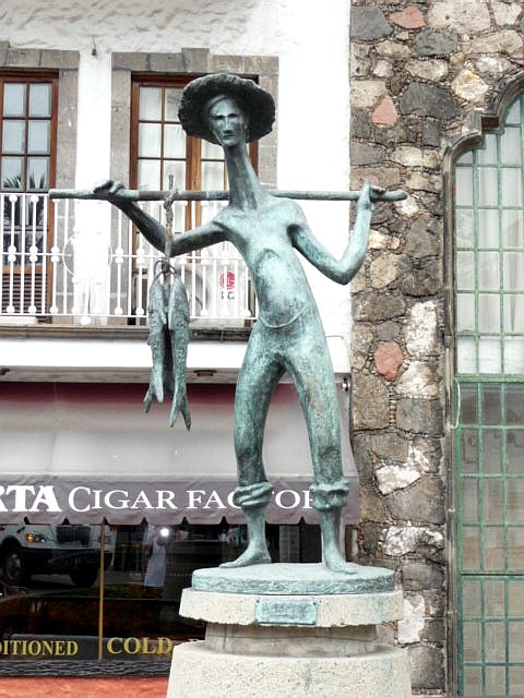 bronze statue El Pescador by puerto vallarta artist Ramiz Barquet